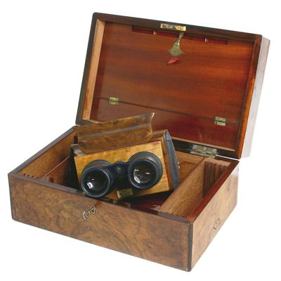 STEREOSCOPE vers 1880. En forme de jumelle de fabrication anglaise